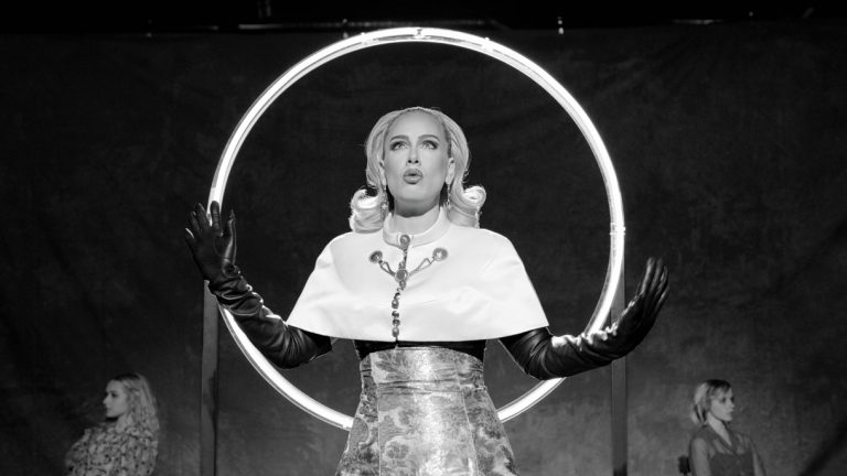 Η παγκόσμια superstar Adele μόλις κυκλοφόρησε το video για το τραγούδι “Oh My God”
