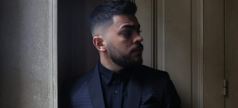 O Χρήστος Σαντικάι κάνει το ντεμπούτο του ως ερμηνευτής με… «Ένα Τηλέφωνο», που κυκλοφορεί από την Panik Records.