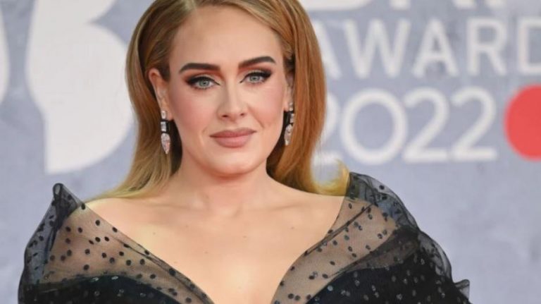 Το εντυπωσιακό δαχτυλίδι της Adele στα Brit Awards ενισχύει τις φήμες αρραβώνα με τον σύντροφό της