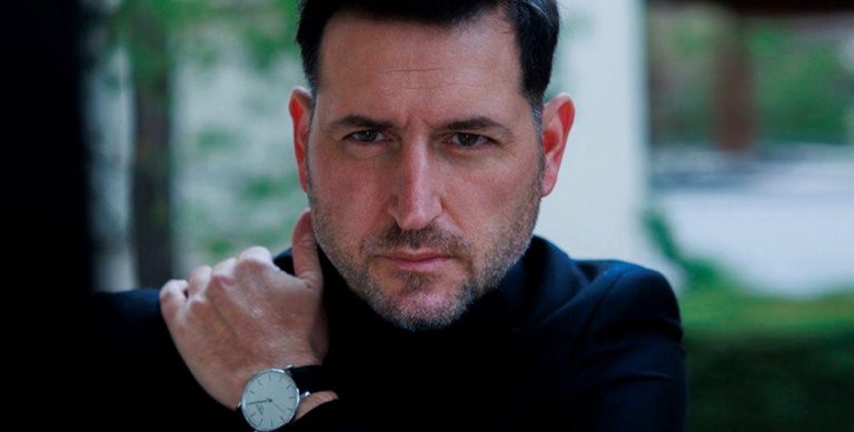 «Σκοτεινιάζει»: H ερωτική μπαλάντα του Ηλία Γκρέκου