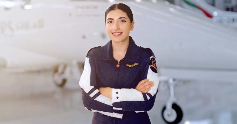 Μία νεαρή πιλότος από το Μπαχρέιν αποτελεί την πρώτη γυναίκα δόκιμο πιλότο παγκοσμίως που αποφοίτησε από την ακαδημία Emirates Flight Training Academy