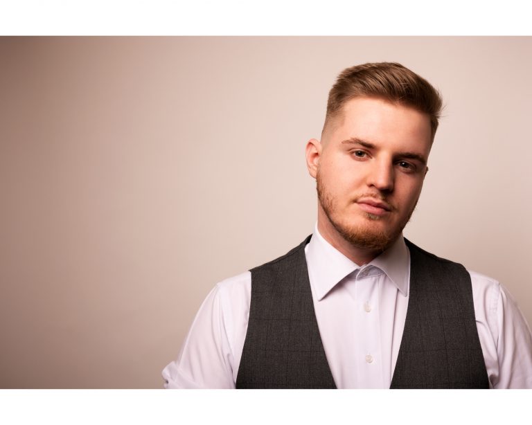 Ο Γιάννης Καρατζάς ερμηνεύει μία ερωτική μπαλάντα.