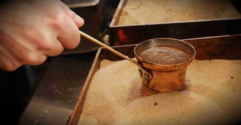 Το ελληνικό καφενείο στο Παρίσι που ψήνει καφέ στη χόβολη