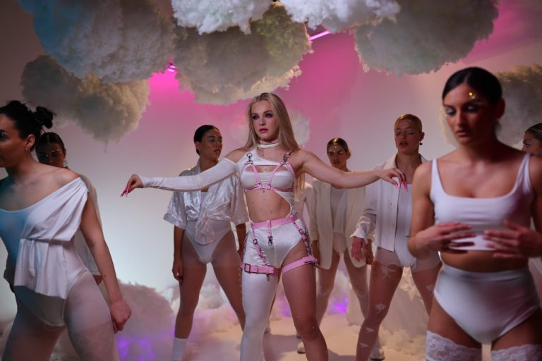 ΚΟΝΥ: Backstage φωτογραφίες από το νέο της music video «Είναι Γεγονός»… έρχεται στις 31 Μαρτίου!