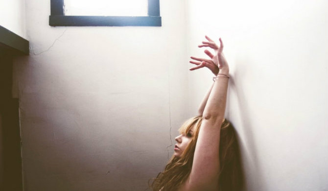 Δεν είναι η απόσταση που απομακρύνει τους ανθρώπους. Η σιωπή το κάνει.