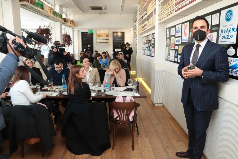 Η παρέα απολαμβάνει Greek Tapas by Elliniko!