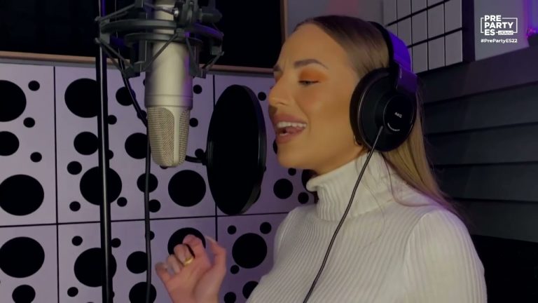 Ανδρομάχη: Ξεσήκωσε με το «Ela» το pre-party της Eurovision!