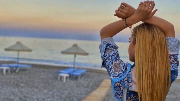 Κύπρια τραγουδίστρια περιμένει το πρώτο της μωράκι και μόλις το αποκάλυψε!