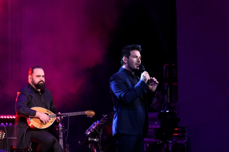 Ο Γιώργος Περρής τα έδωσε «Όλα και Πολύ» στο Θέατρο Παλλάς