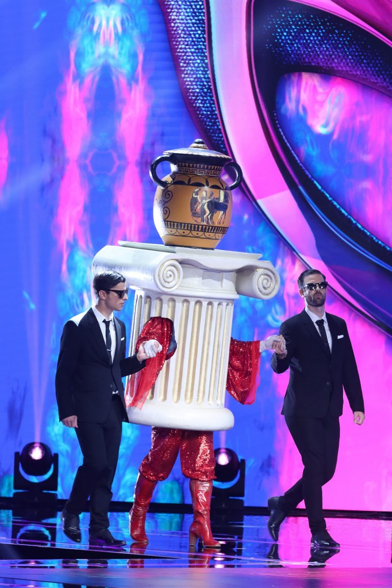 ΜΙΑ ΧΡΟΝΟΜΗΧΑΝΗ ΦΕΡΝΕΙ ΣΤΗ ΣΚΗΝΗ ΤΟΥ THE MASKED SINGER ΤΟΝ ΑΜΦΟΡΕΑ | ΤΟ ΣΑΒΒΑΤΟ 28 ΜΑΙΟΥ ΣΤΙΣ 21:00 ΣΤΟ ΣΙΓΜΑ