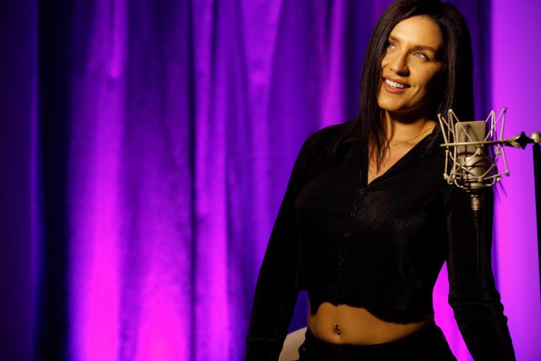 Iουλία Καλλιμάνη: Επέστρεψε δισκογραφικά με ένα ξεσηκωτικό Medley-Live Unplugged και νέο τραγούδι (βίντεο)