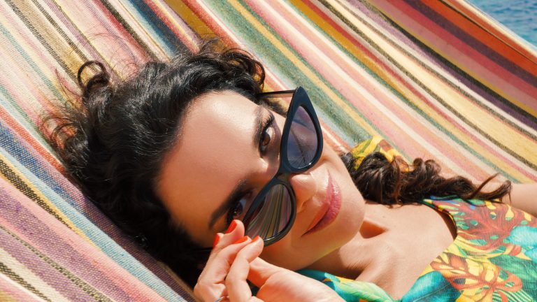 “Ελα να φύγουμε γι’ αλλού” της Κλεονίκης Δεμίρη