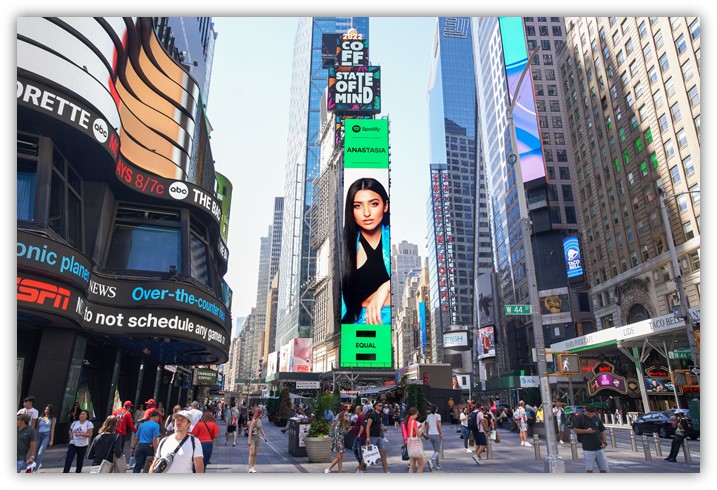 Η 19χρονη λαϊκή τραγουδίστρια και ambassador Ελλάδας και Κύπρου στην παγκόσμια καμπάνια του Spotify, μπήκε σε Billboard στην Times Square!