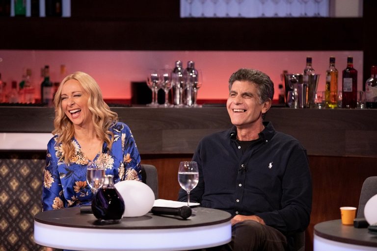 O Γιάννης Μπέζος υποδέχεται την Αναστασία Παντούση, την Ευαγγελία Μουμούρη, την Άννα Κουτσαφτίκη, τον Μέμο Μπεγνή και τον Θανάση Αλευρά  σε μια μαγική μουσική βραδιά