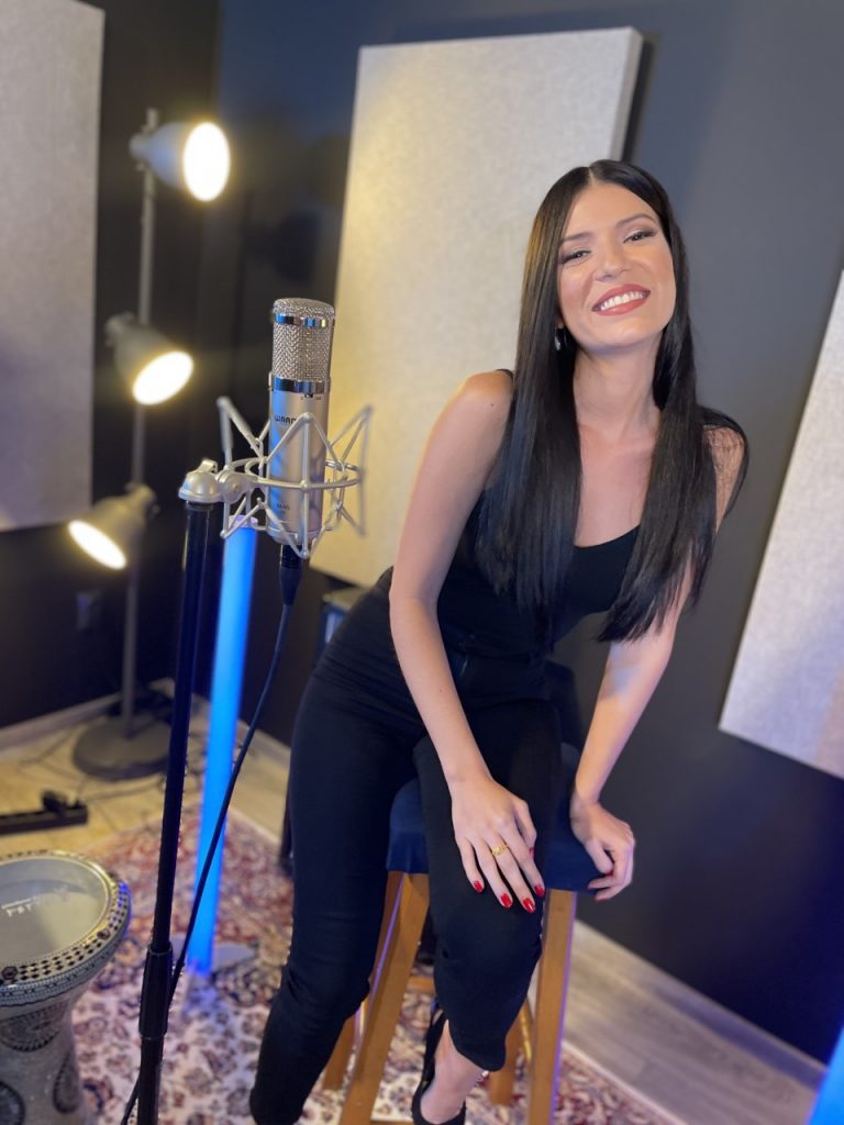 Εύα Βενέτη : Kυκλοφόρησε το πρώτο της medley και ξεκίνησε εμφανίσεις.