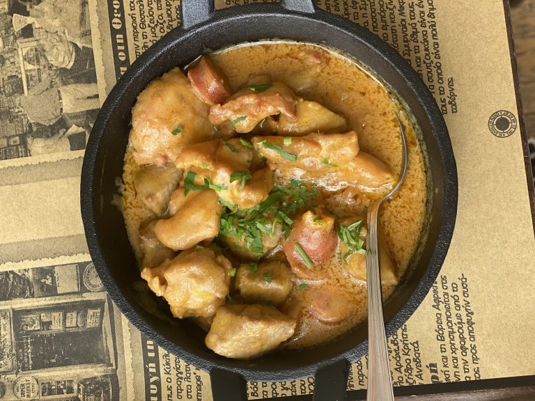 Φρέσκες γεύσεις αλλά και all-time classic επιλογές στο πιο «Ελληνικό» στέκι της πρωτεύουσας