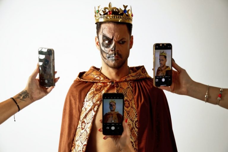 Γιώργος Ντούρος: Επιστρέφει δισκογραφικά με το ανατρεπτικό «Βασίλειο Της Πίπας»