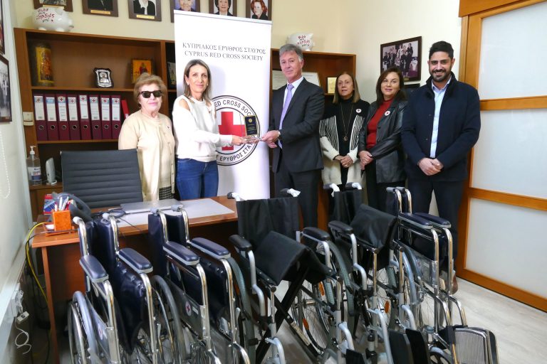 H EKO δώρισε 5 τροχοκαθίσματα στον Κυπριακό Ερυθρό Σταυρό
