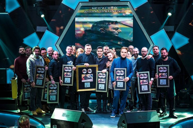 Λαμπερή βραδιά για τον διπλά πλατινένιο, Νίκο Μακρόπουλο