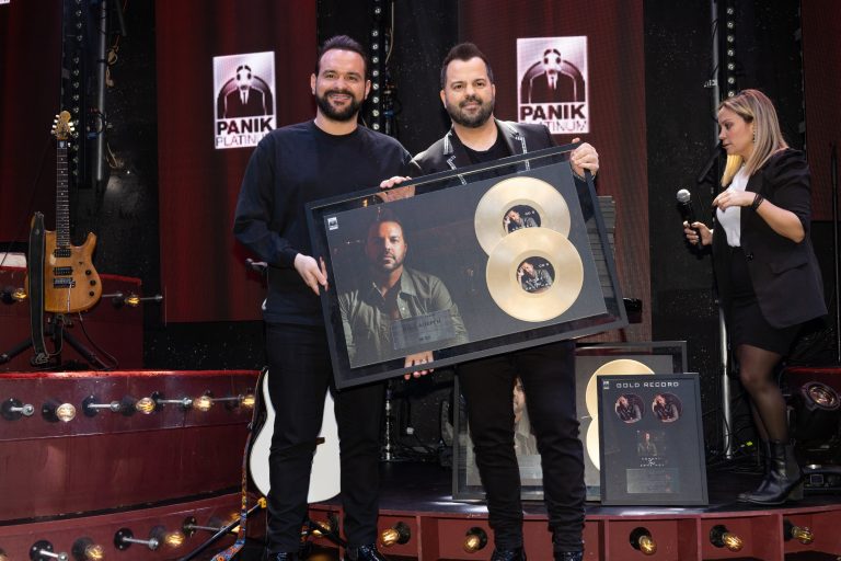 Νίκος Απέργης: Η λαμπερή απονομή του χρυσού δίσκου «Κομμάτι Της Ζωής Μου»