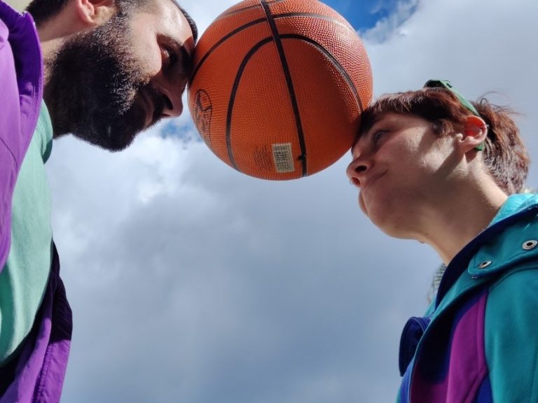 ΘΕΑΤΡΙΚH ΠΑΡΑΣΤΑΣH ΓΙΑ ΤΟΝ ΣΧΟΛΙΚΟ ΕΚΦΟΒΙΣΜΟ ΤΑΞΙΔΕΥEI ΣΤΑ ΣΧΟΛΕΙΑ «Δεν είμαι bro»