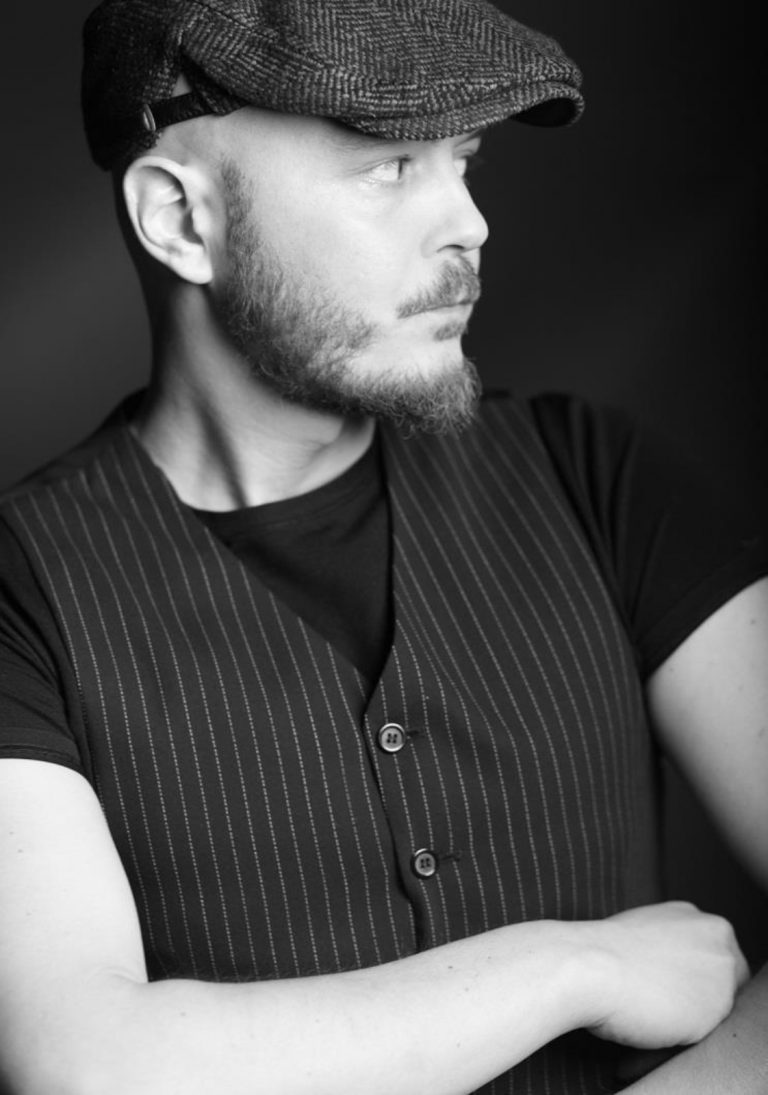 «Η μοναξιά σκοτώνει» τιτλοφορείται το νέο δισκογραφικό βήμα του Κωνσταντίνου Θαλασσοχώρη σε Ελληνικούς στίχους Στέλιου Μαργωμένου, Αγγλικούς Κωνσταντίνου