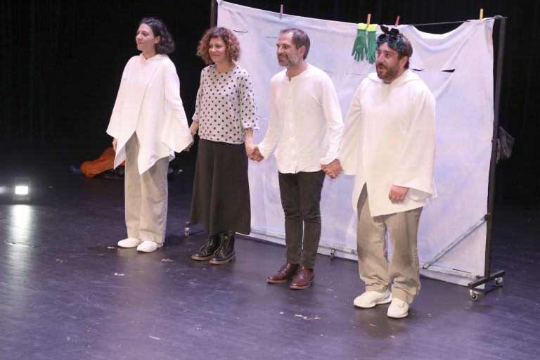 ΔΕΛΤΙΟ ΤΥΠΟΥ ΘΕΑΤΡΟ ΑΠΟΘΗΚΕΣ ΔΡΑΣΕΙΣ 2022-2023: «Νέ@ σε έρημο νησί» Θέατρο Βαλίτσα Ο Γλάρος Ιωνάθαν Λίβινγκστον του Ρίτσαρντ Μπαχ