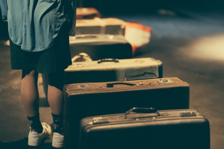 Θέατρο Αποθήκες Δράσεις «Νέ@ σε έρημο νησί» 2022-2023 Το αγόρι με τη βαλίτσα του Μάικ Κένι