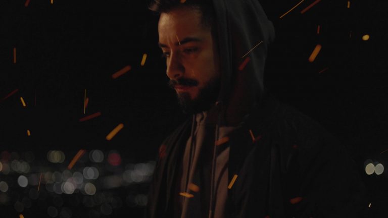 Ο ταλαντούχος καλλιτέχνης Ραφαήλ Χατζημιχαήλ κυκλοφορεί το νέο video clip της τελευταίας του επιτυχίας με τίτλο «Καίγομαι».