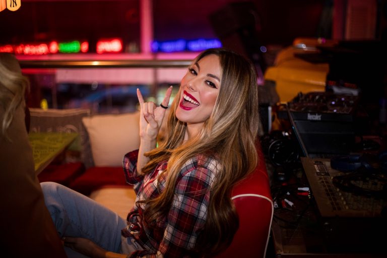 Ματίνα Ζάρα: Εντυπωσιακά στιγμιότυπα από το νέο της video clip Backstage από το «Έπαιξες & Έχασες»