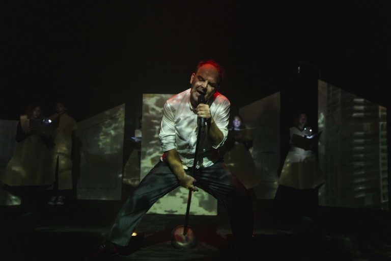 Ο ΘΟΚ φιλοξενεί δύο εξαιρετικές παραστάσεις τον Μάιο στην Κεντρική Σκηνή Το όνειρο ενός γελοίου και Photograph 51