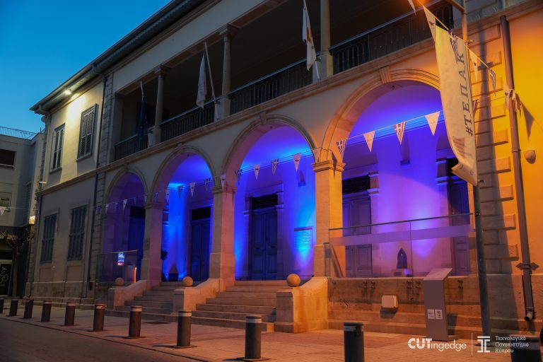 Με το μπλε χρώμα του Αυτισμού φωτίστηκε το Κτήριο της Πρυτανείας