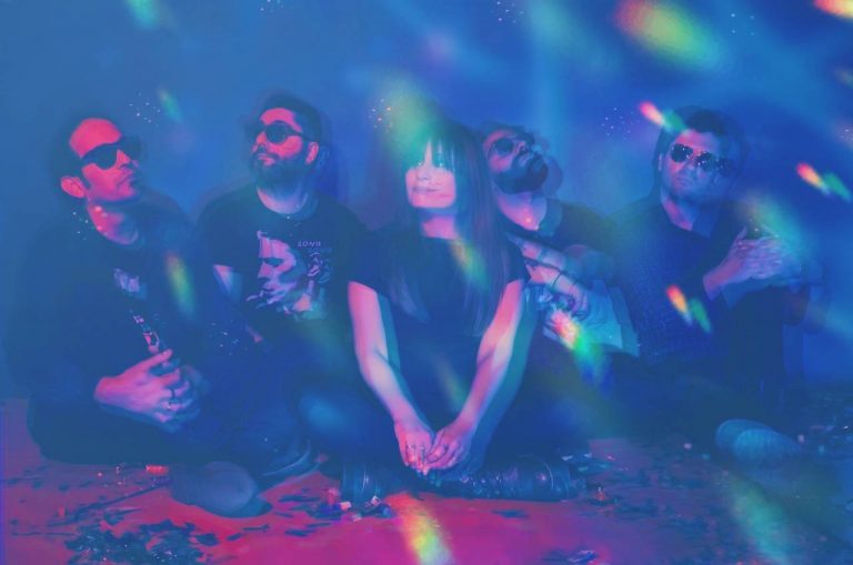 Οι αγαπημένοι Sugar For The Pill επιστρέφουν δυναμικά με το νέo single “Colours”