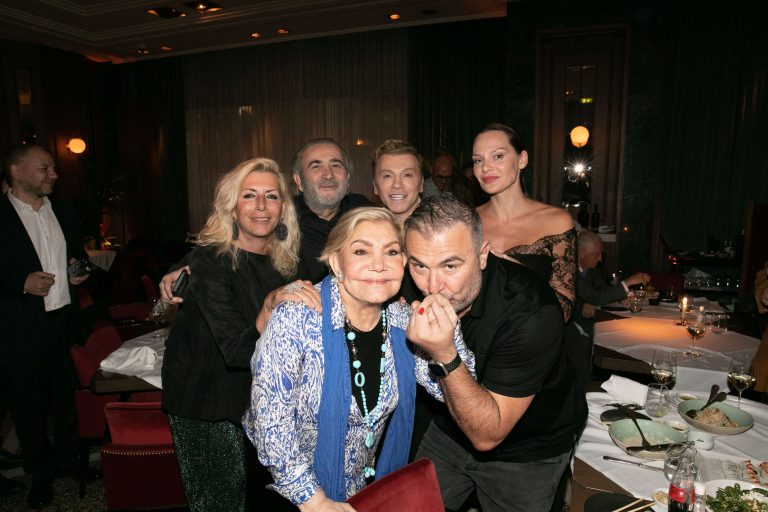 Πάρτυ έκπληξη στο Athénée  για τη  Μεγάλη κυρία του  ελληνικού τραγουδιού Μαρινέλλα