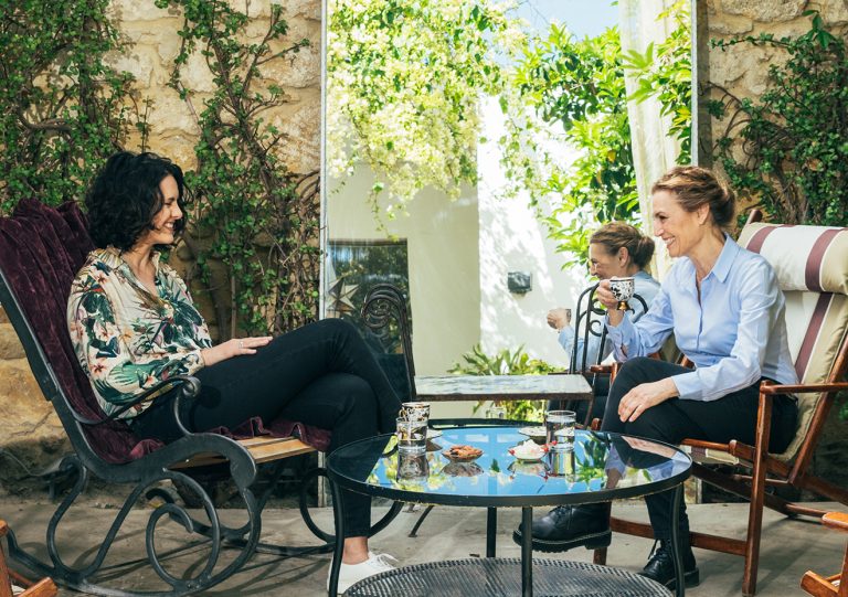 WOMANIFESTO Η ΚΟΙΝΗ ΜΑΣ ΙΣΤΟΡΙΑ Έφη Σπύρου & Δρ. Ξένια Λοιζίδου: Μία μοναδική συνάντηση, ένα μοναδικό podcast  Τί κοινό έχει μία εικαστικός και μία ακτομηχανικός; Την κοινή καταγωγή; Την κοινή μνήμη; Την κοινή πίστη;