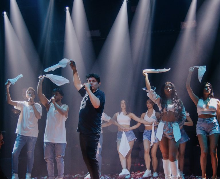 Φαντασμαγορική πρεμιέρα για τον Νίκο Κουρκούλη στο «Frangelico bouzouki club»!