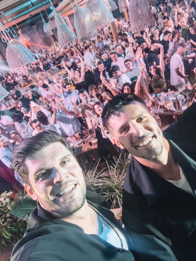 Droulias Brothers: 2000 άτομα σε beach bar της Λάρνακας για χάρη τους