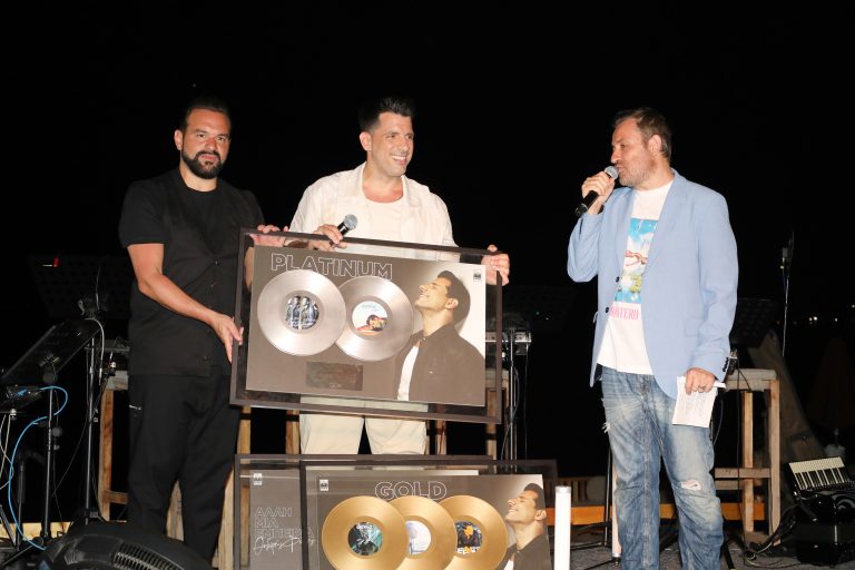 Θοδωρής Φέρρης: η λαμπερή απονομή των χρυσών και πλατινένιων επιτυχιών του