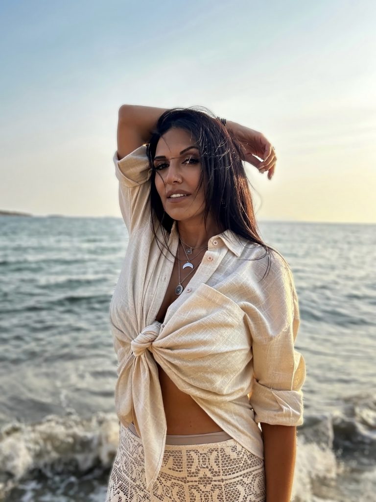 Μαρία Ιακώβου: Κυκλοφόρησε medley με τη μεγάλη της επιτυχία «Μαύρα Μεσάνυχτα»