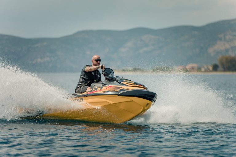 Ο Άρης Λουμάκης «σκίζει» τα κύματα με το jet ski του και εντυπωσιάζει