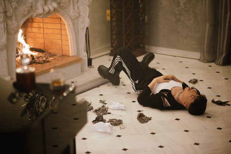 Zaf: Backstage φωτογραφίες από τα γυρίσματα του νέου του music video «Μαγεύει» με το δεύτερο single του, «Καπνός»