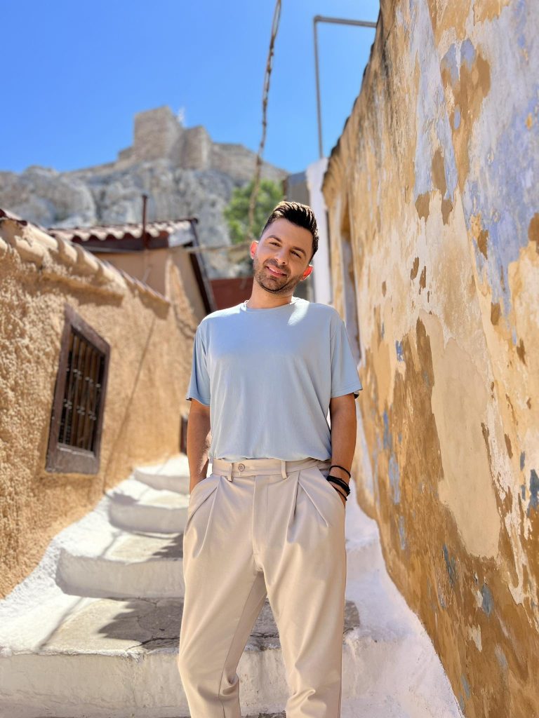 Ο Χρήστος Καρατζάκος δηλώνει «Άστατος» στο νέο του τραγούδι!