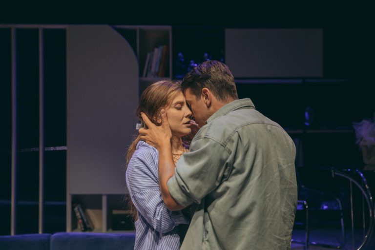 Όποιος θέλει να χωρίσει να σηκώσει το χέρι του του Γιώργου Καπουτζίδη Σκηνοθεσία: Γιάννης Παρασκευόπουλος