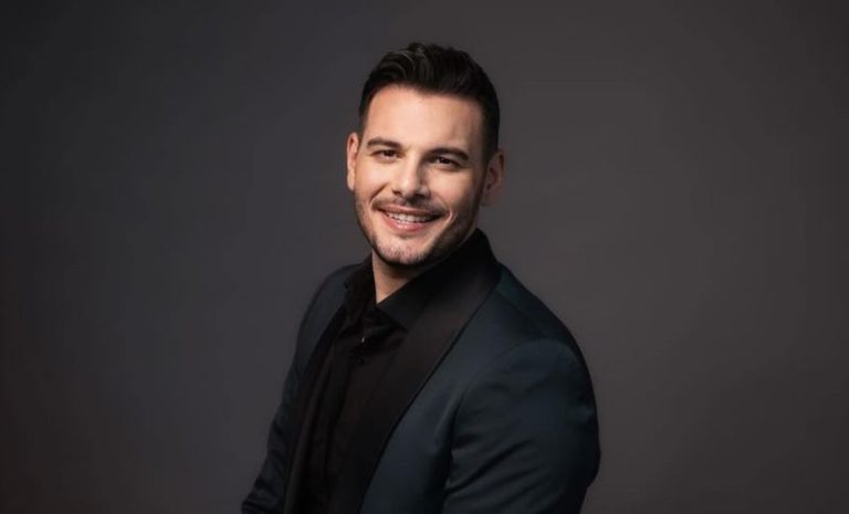 Εντυπωσιάζει με τις εμφανίσεις του στην Πάτρα ο Λευτέρης Αδριανός