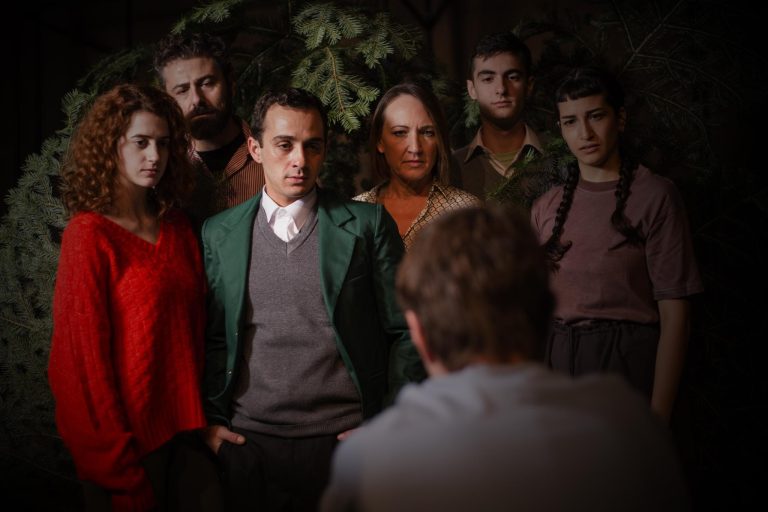 ΘΕΑΤΡΟ ΑΠΟΘΗΚΕΣ ΔΡΑΣΕΙΣ 2023-2024: «Νέ@ σε έρημο νησί» Το τέρας έρχεται βασισμένο στο ομώνυμο μυθιστόρημα του Πάτρικ Νες, εμπνευσμένο από μια πρωτότυπη ιδέα της Σοβόν Ντάουντ σε διασκευή των Σάλι Κούκσον και Άνταμ Πεκ