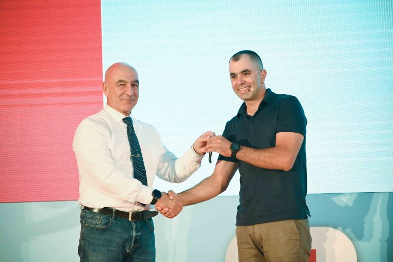 Η ΕΚΟ Κύπρου παρέδωσε μία Mercedes Benz A- Class στον τρίτο νικητή του EKO Smile App Διαγωνισμού!