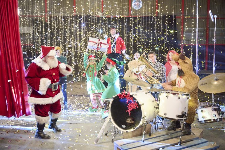 Πόση μαγεία χρειάζεται για τα πιο incredible Χριστούγεννα;