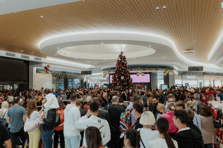 Το Metropolis Mall και το Πανεπιστήμιο UCLan Cyprus διοργάνωσαν μια λαμπερή τελετή φωταγώγησης