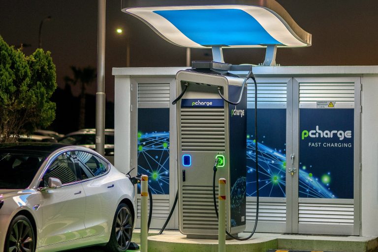 pcharge Πετρολίνα: Σε λειτουργία ο πρώτος φορτιστής υπερταχείας φόρτισης ηλεκτρικών οχημάτων σε πρατήριο στην Κύπρο