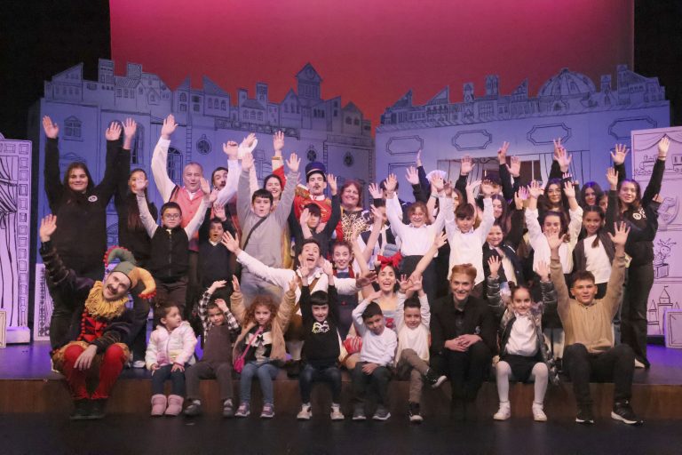 ΠΑΙΔΙΑ ΑΠΟ ΤΟ ΡΙΖΟΚΑΡΠΑΣΟ ΚΑΙ ΤΟΝ ΚΟΡΜΑΚΙΤΗ ΠΑΡΑΚΟΛΟΥΘΗΣΑΝ ΤΗΝ ΠΑΡΑΣΤΑΣΗ ΤΟΥ «ΜΟΛΥΒΕΝΙΟΥ ΣΤΡΑΤΙΩΤΗ» ΣΤΟ ΘΕΑΤΡΟ ΘΟΚ